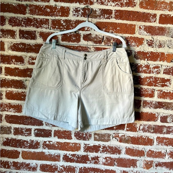 Dress Barn off white mid rise shorts - Picture 6 of 9